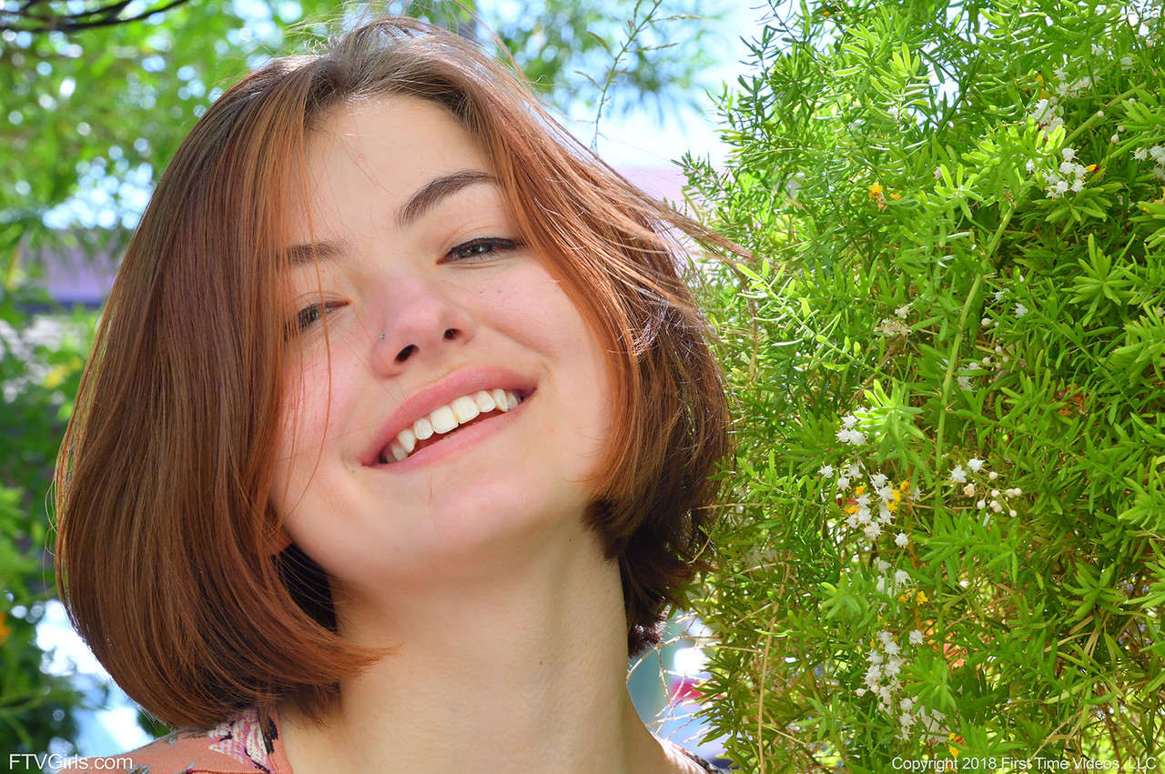 Amateur Aria 在公共场合展示性感内衣和裸露美味乳头