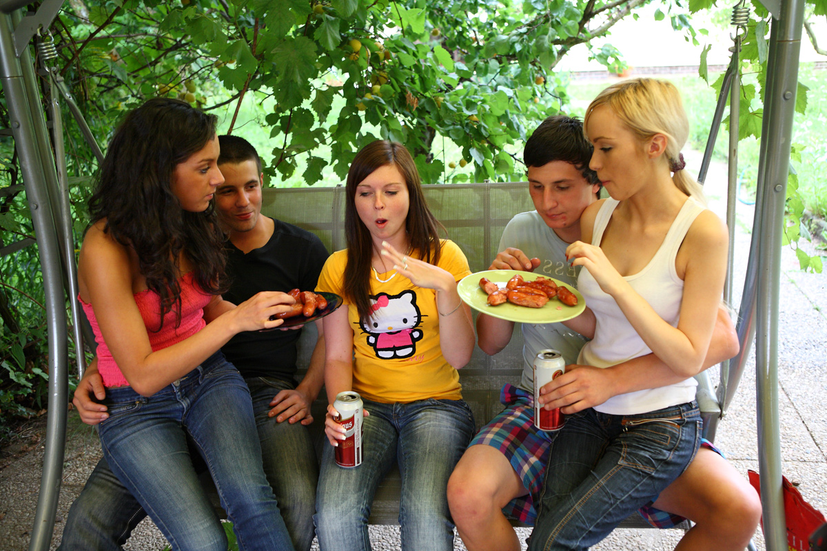 बारबेक्यू के दौरान जंगल बेंच झूले पर जोड़ा सेक्स करता है