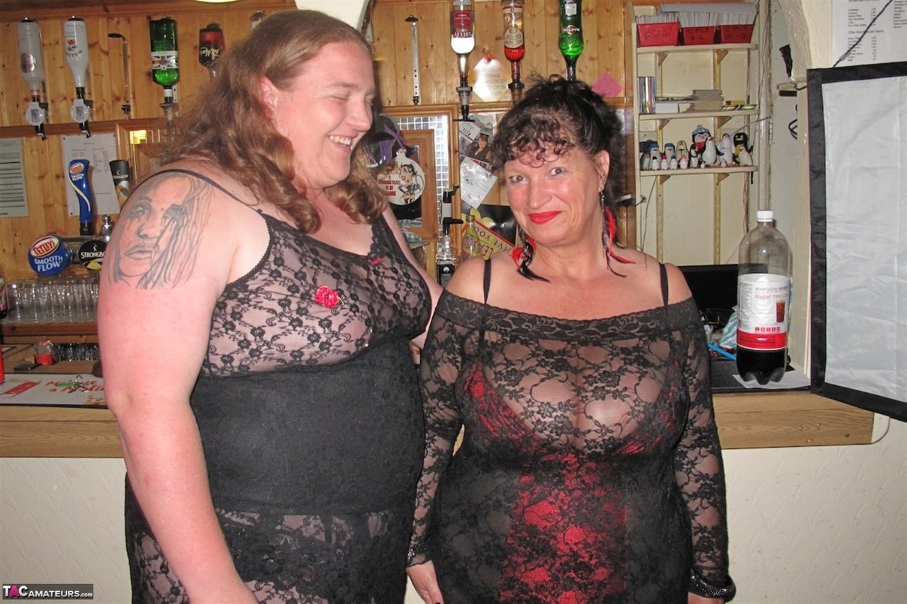 超重女性与两个大屌男共享三人性爱