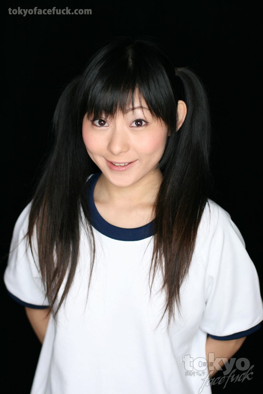 Linda Chica Japonesa Se Baja Las Bragas Y Chupa Una Gran Polla