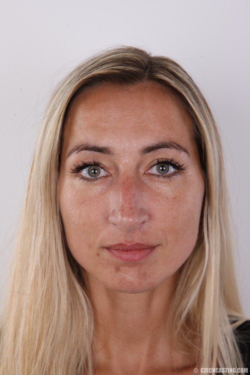 Blonde Amatrice À Gros Seins Ferme Se Déshabille Pour Un Shooting Nu