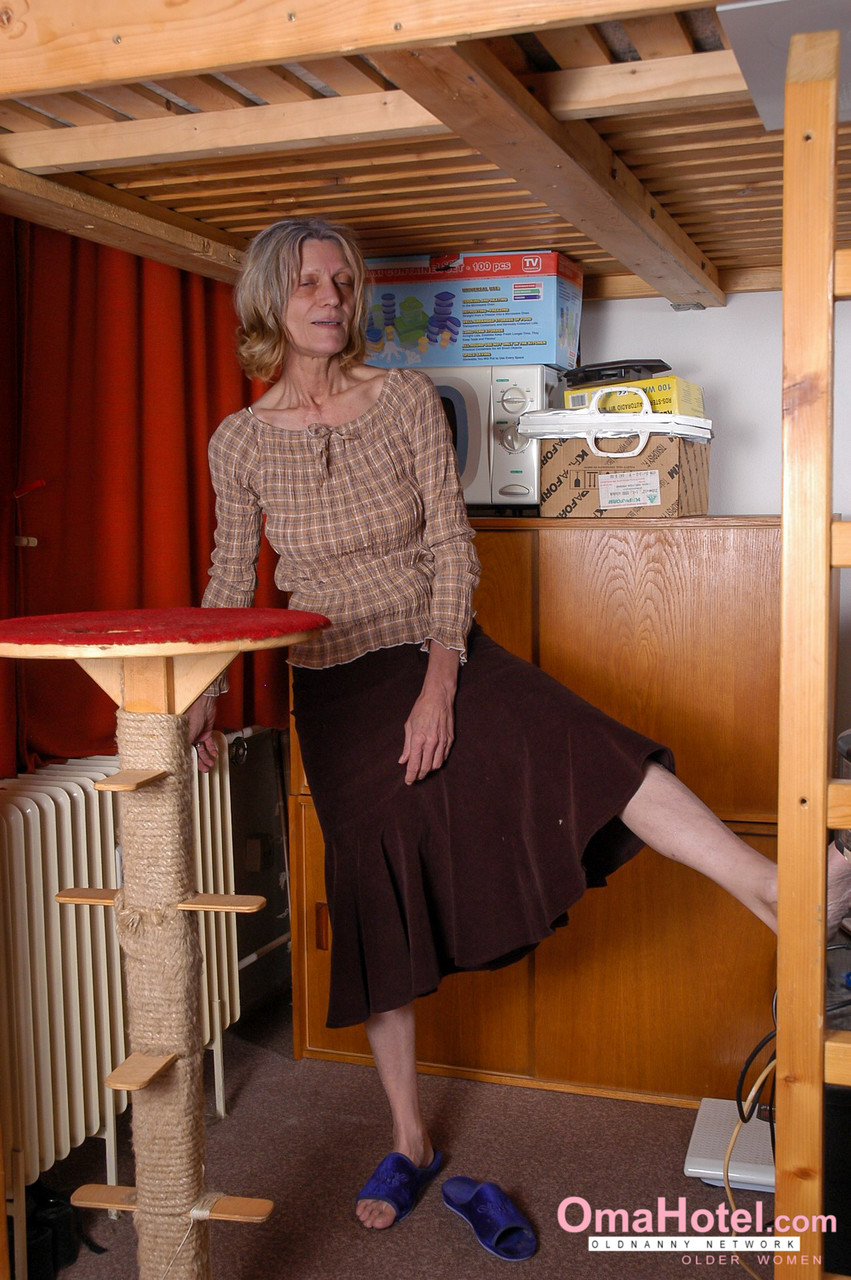 السيدة العجوز المثيرة ريبيكا وصديقتها تتعرّيان وتُبرزان ثديهما