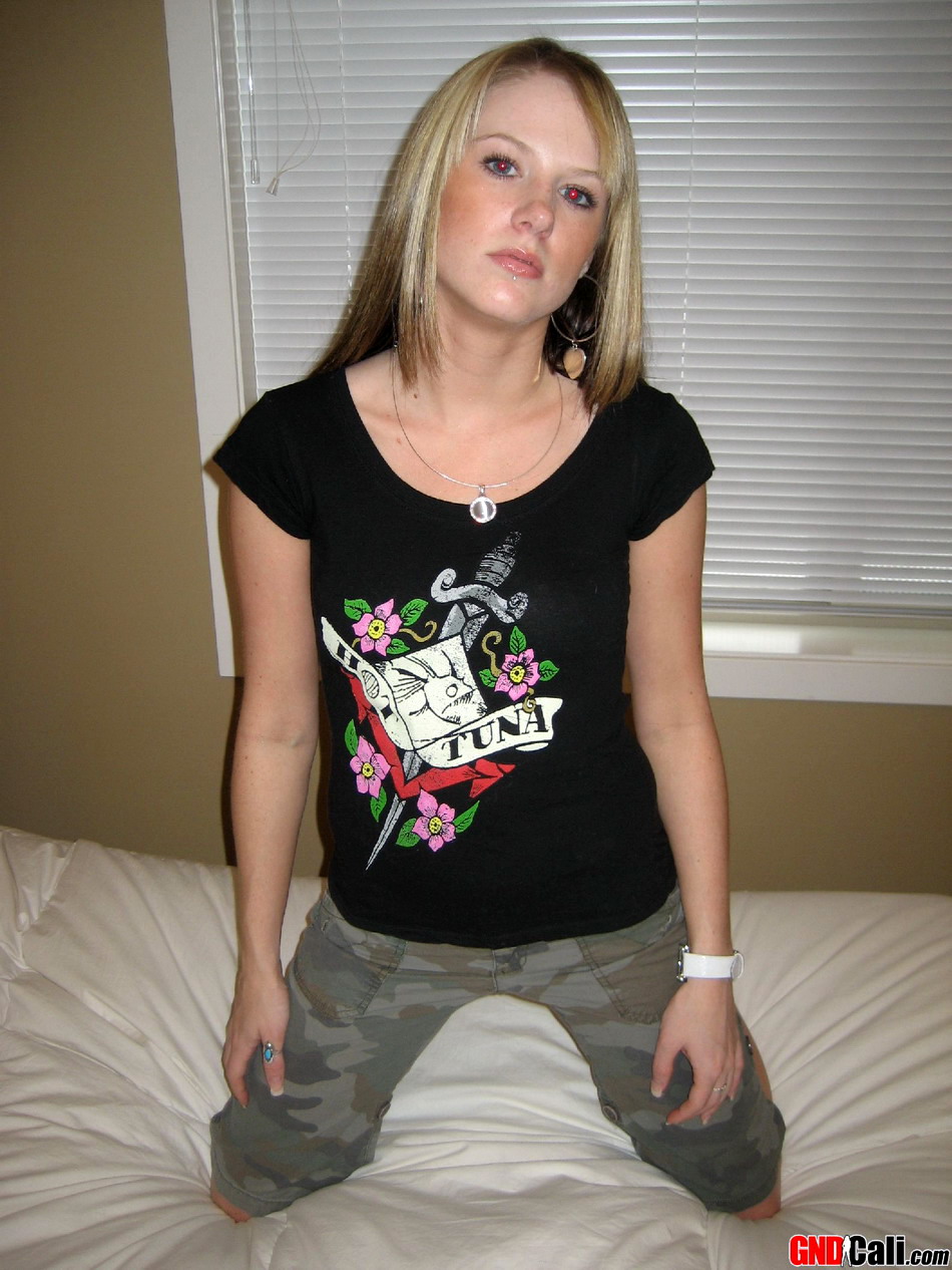 若い素人娘が固い胸を露出 その後 尻にショーツを滑らせる