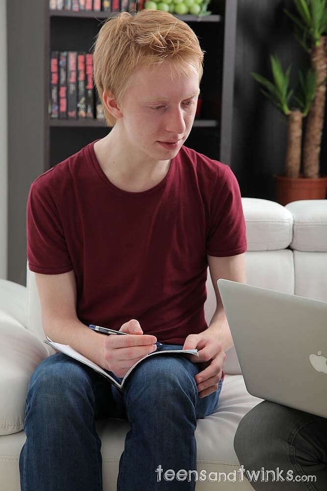 金发男同性恋Kay和Ivan脱衣吸吮并做爱