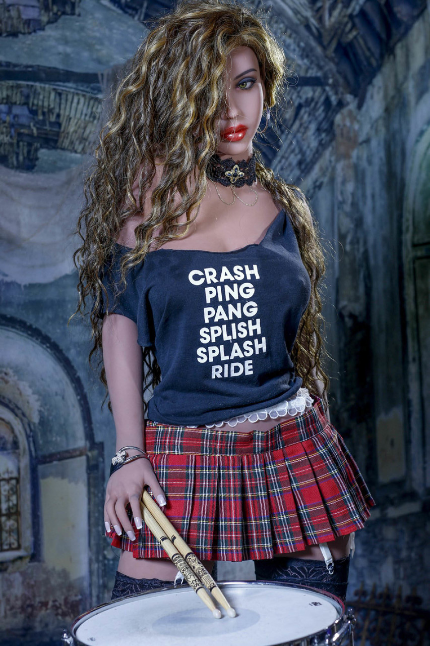 驚愕のリアルなセックス人形が素晴らしい巨乳とジューシーな尻を披露