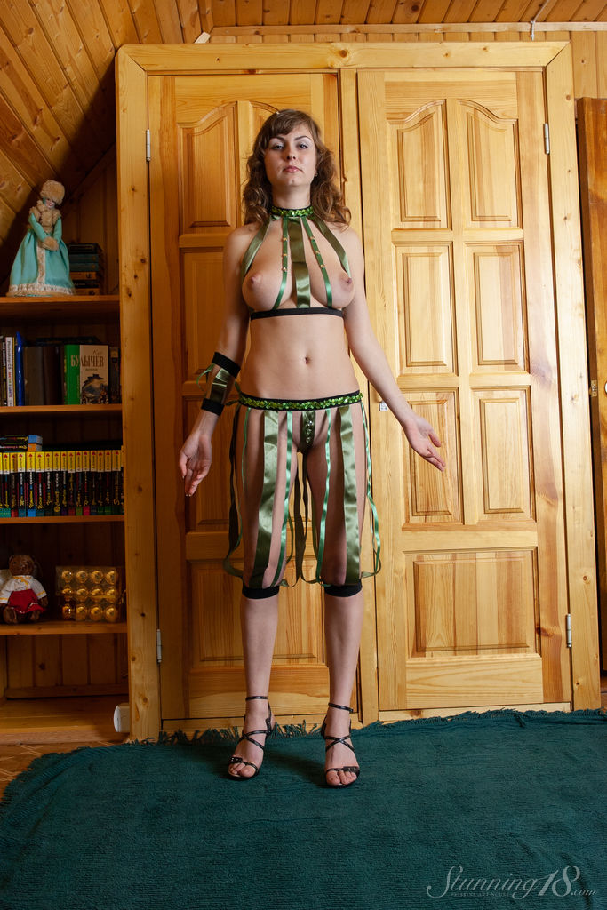 नग्न इनेसा मॉडलिंग गिग के दौरान वास चुनती है