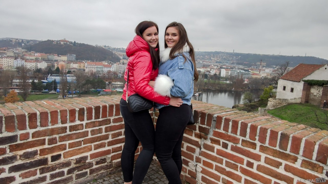 شباب بنات شعرهم أسود تيلي وود و اليس الصغيرة يظهرون ثديهن الكبير و يتقاسمان قضيب