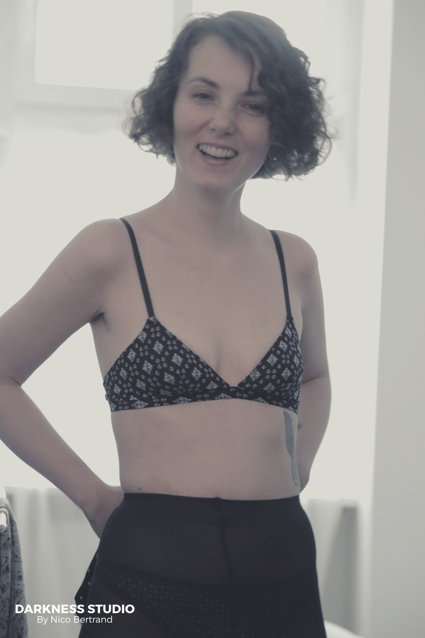 لوسي بلاش النحيفة تضاجع لعبة ناعمة بحزام