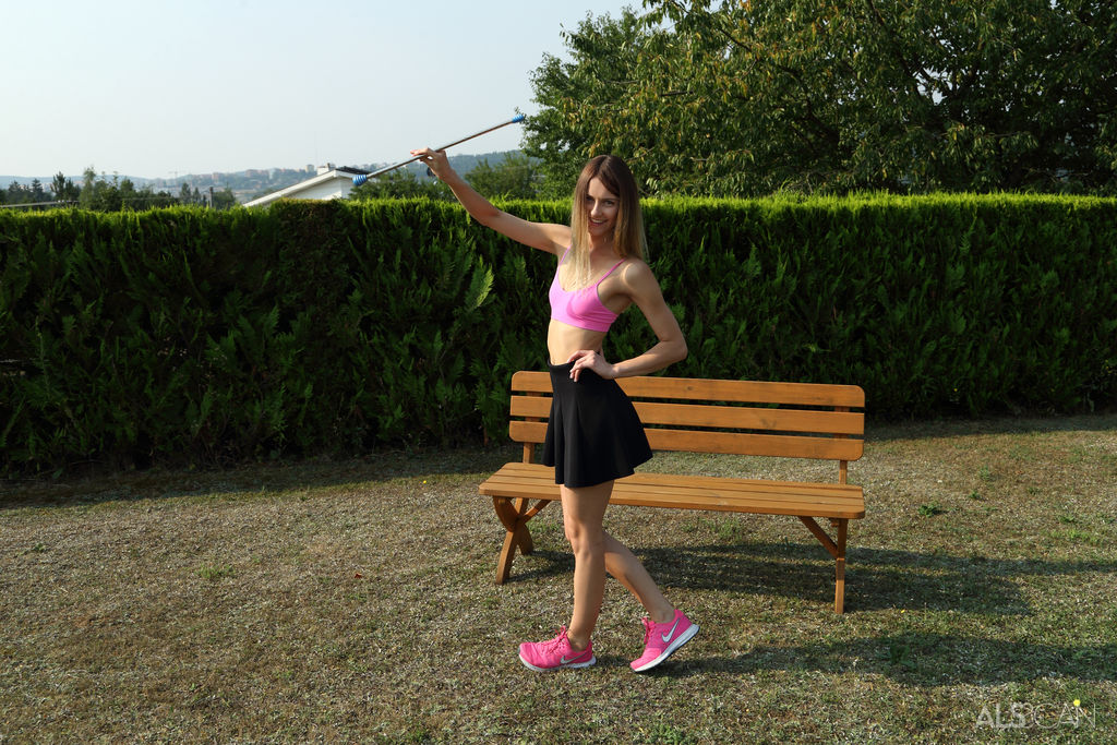 Amatrice Mince Kate Sin Reçoit L'aide De Sa Copine Pour Insérer Une Matraque Dans La Chatte