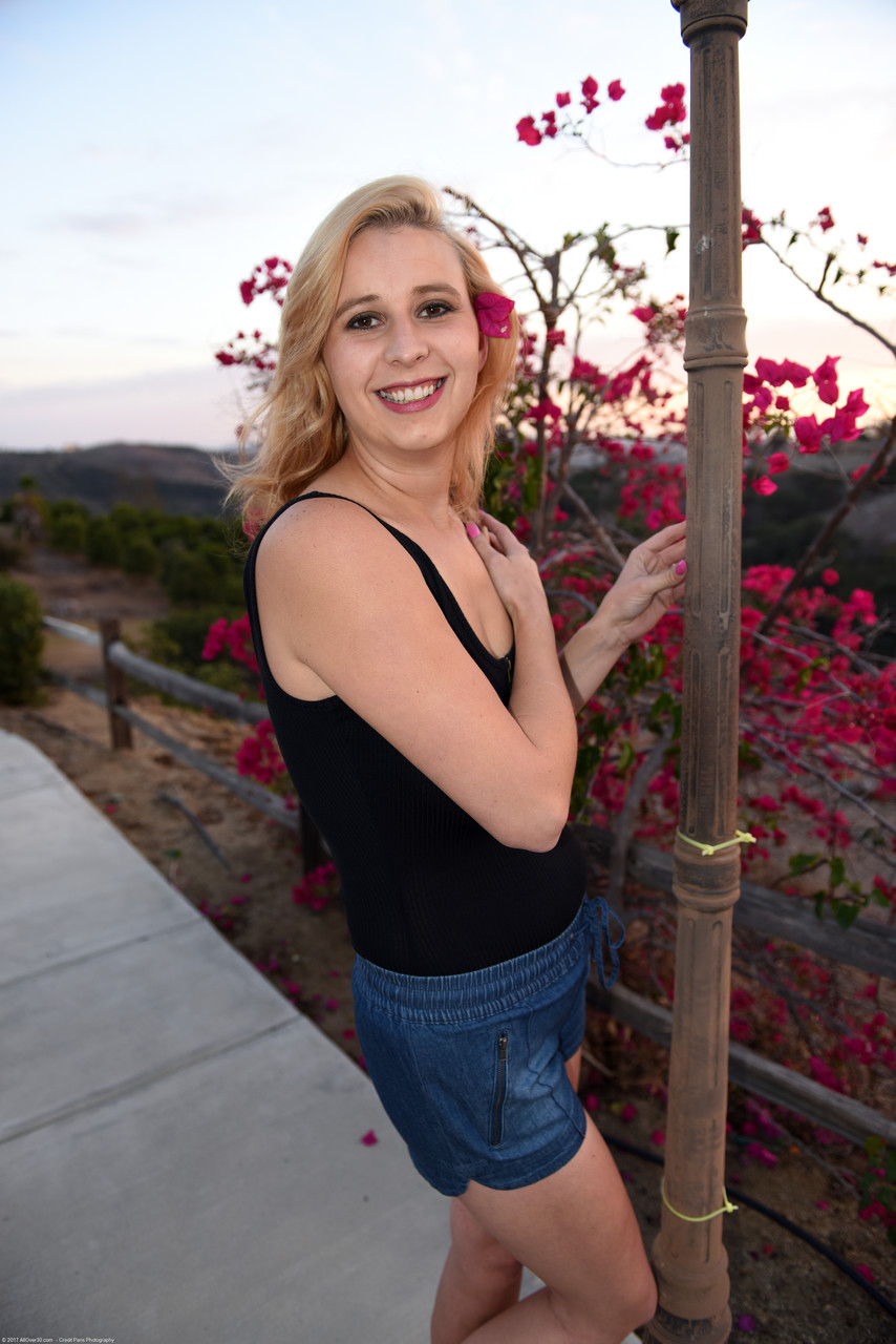 熟女爱丽丝·钱伯斯展示下垂乳房并用假阳具插剃光的阴道