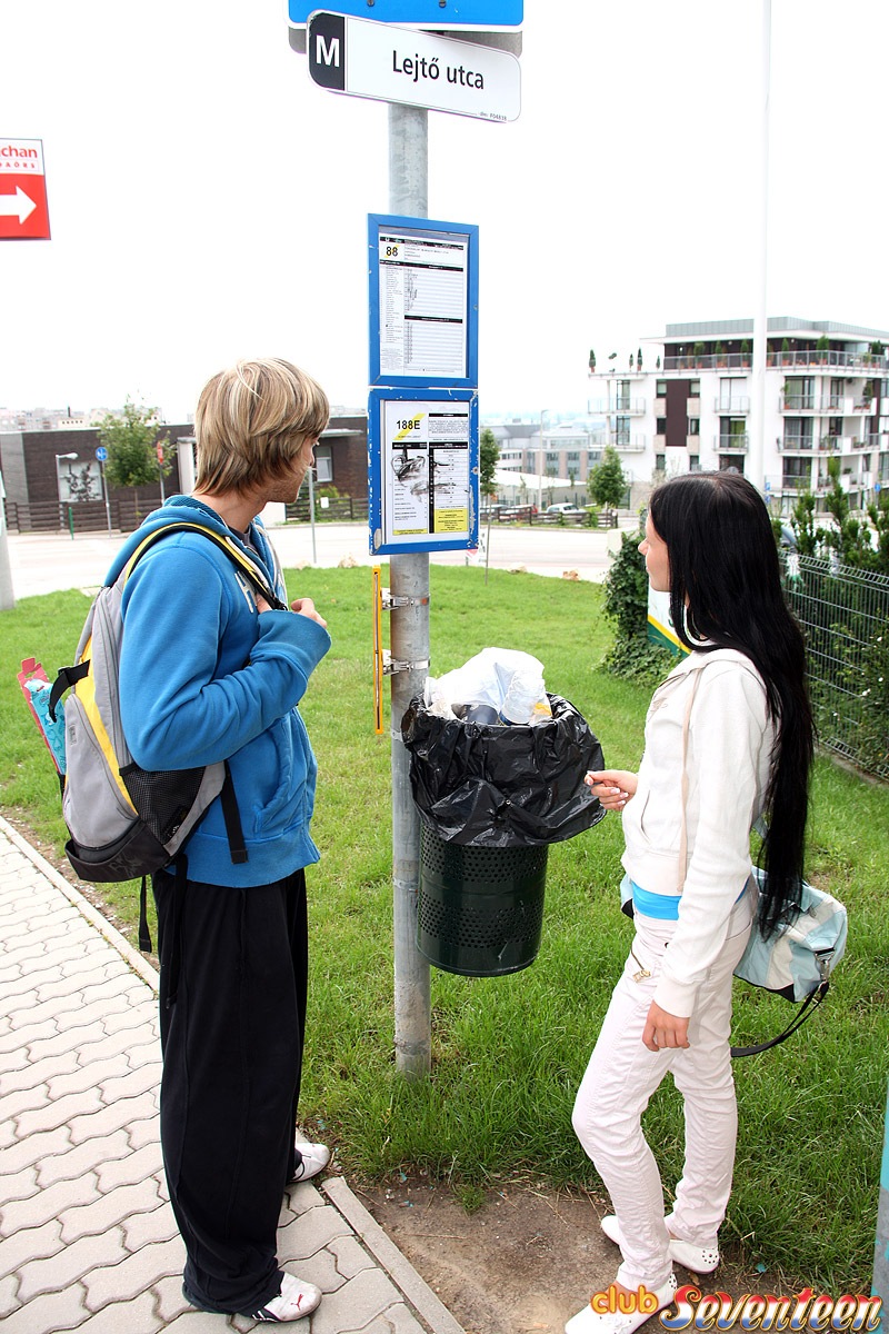 若い茶髪美女が野原で肛門セックス後に口から精液を滴らせる
