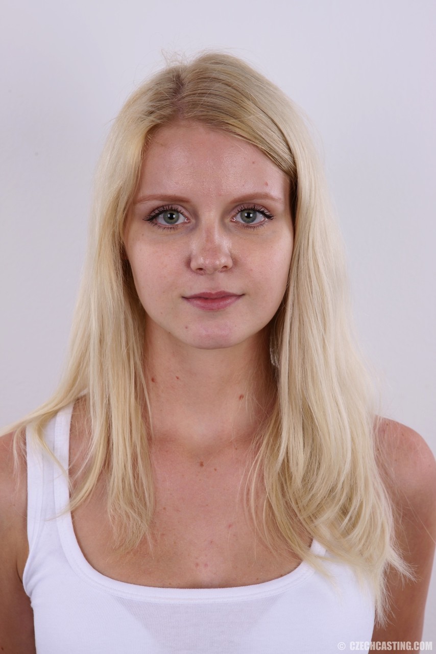 天然金髪のアネタは座る前に服を脱ぎながら板のように硬直して立つ