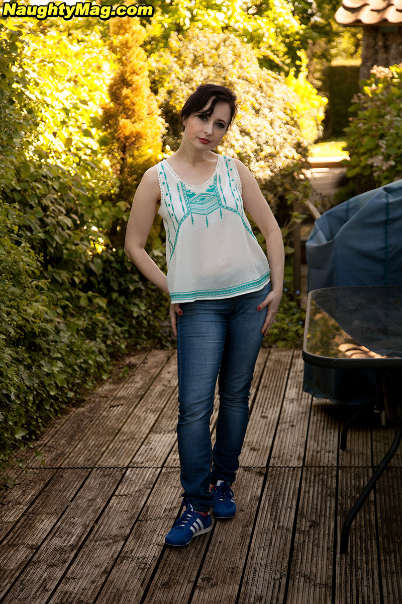 Blue Jeans Lady Shows Big Tits