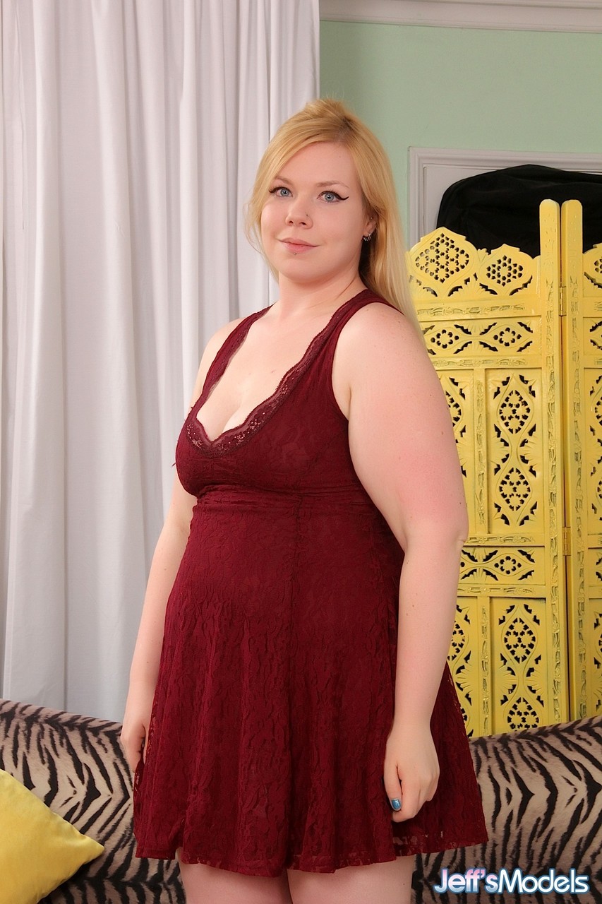 Пышная Рыжая Илена Курякин Трахнута На Диване После Минета