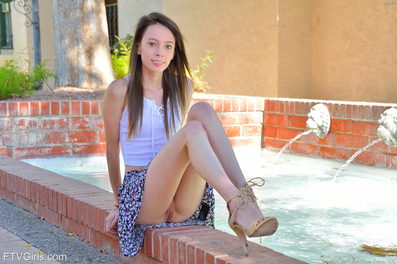 साहसी न्यूड अपस्कर्ट बाहर जैसे गर्म पतली डारिया अस्स से पहले खिलौना फैलता है