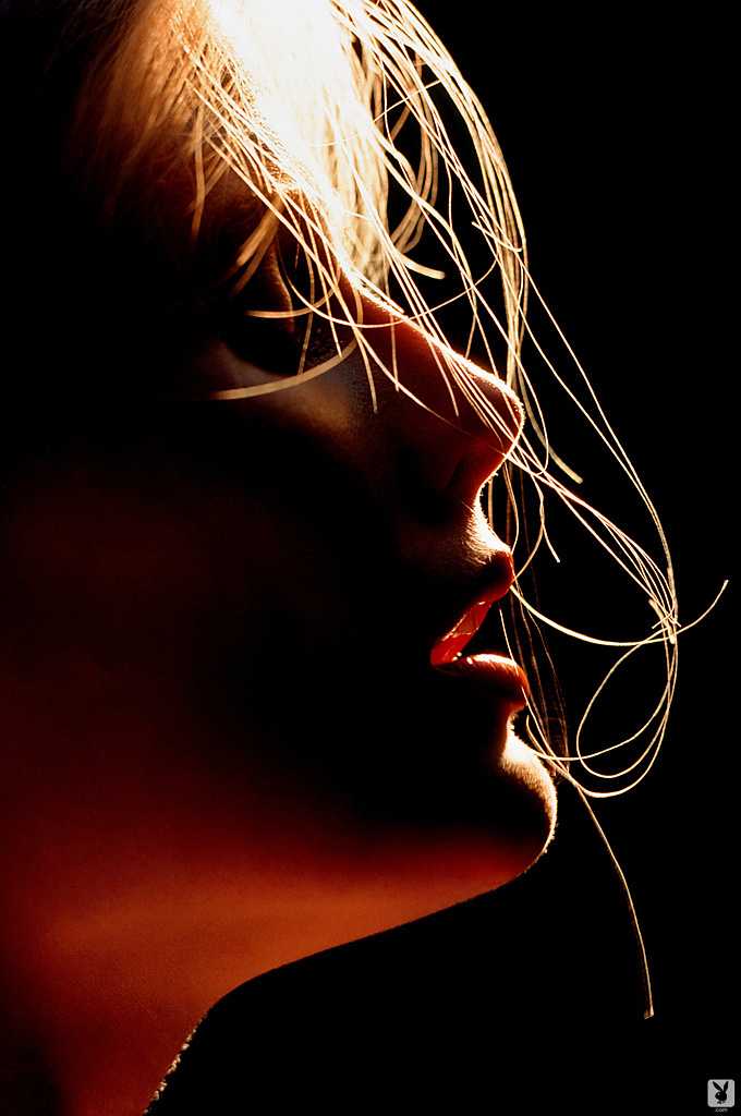 دبرا جو فوندريه الشقراء تخلع ملابسها بإغراء