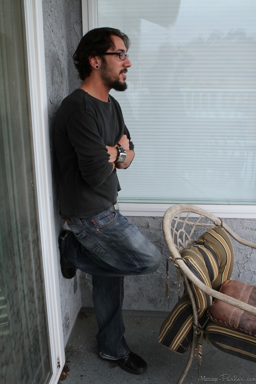 गैब्रिएला पाल्ट्रोवा सांवली मालिश करने वाली 69 ब्लोजॉब के लिए कपड़े उतारती है