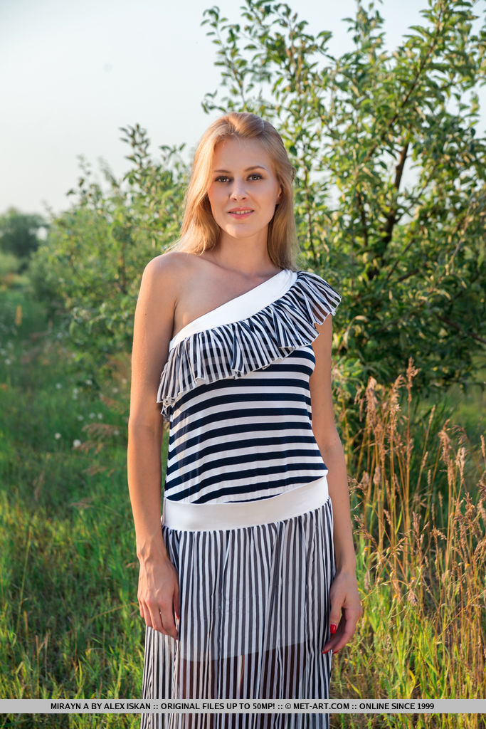 यूरोपीय ग्लैमर मॉडल मिरायन ए जंगल में नंगी होकर कपड़े उतारती है