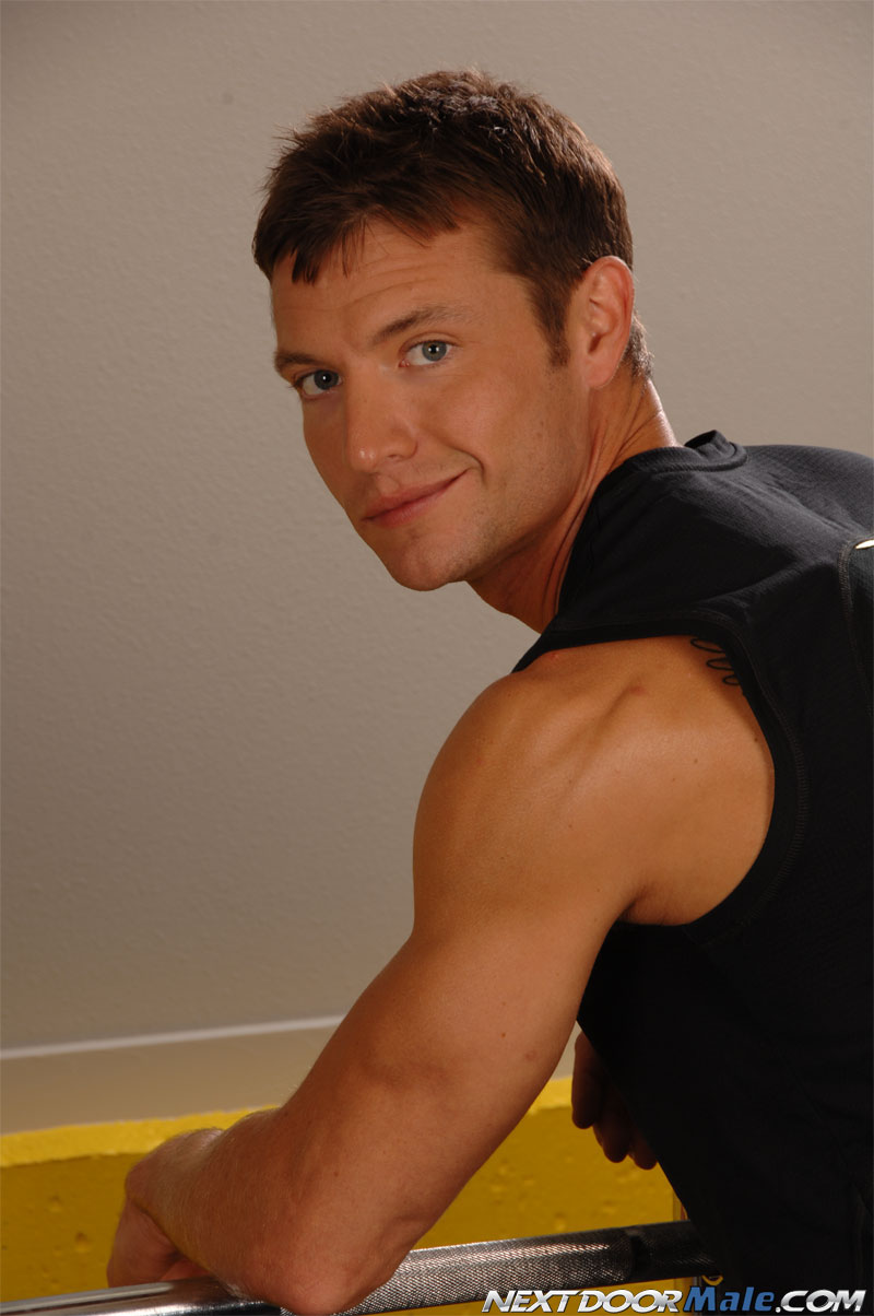 كيفن كروز المثليه الشاذه يعرض عضلات بطنه المذهله وعضوه الكبير الصلب في الصاله الرياضيه