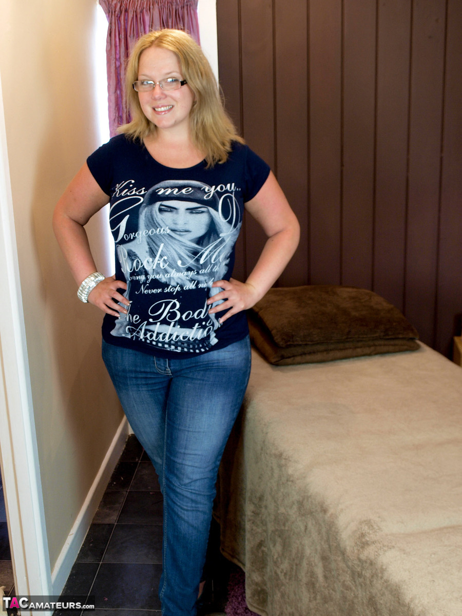 الشقراء الهواية سيندي في منظور الشخص الأول تكشف عن صدرها الكبير ومؤخرتها الكبيرة بعد التعري