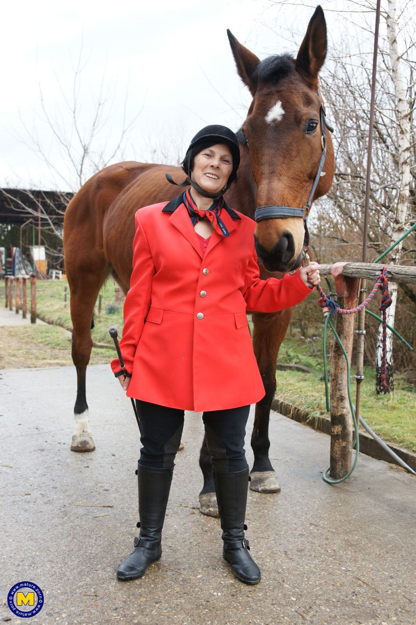 素人熟女アデラが新郎たちの硬いチンコに跨がり厩でＷピスされる
