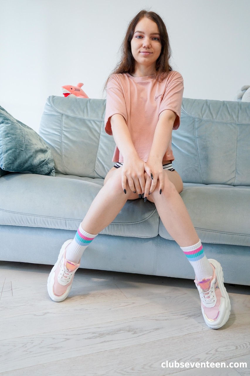 細身のヨーロッパのティーンミス・シンデレラが服を脱いで、自分の狭いマンコと遊ぶ