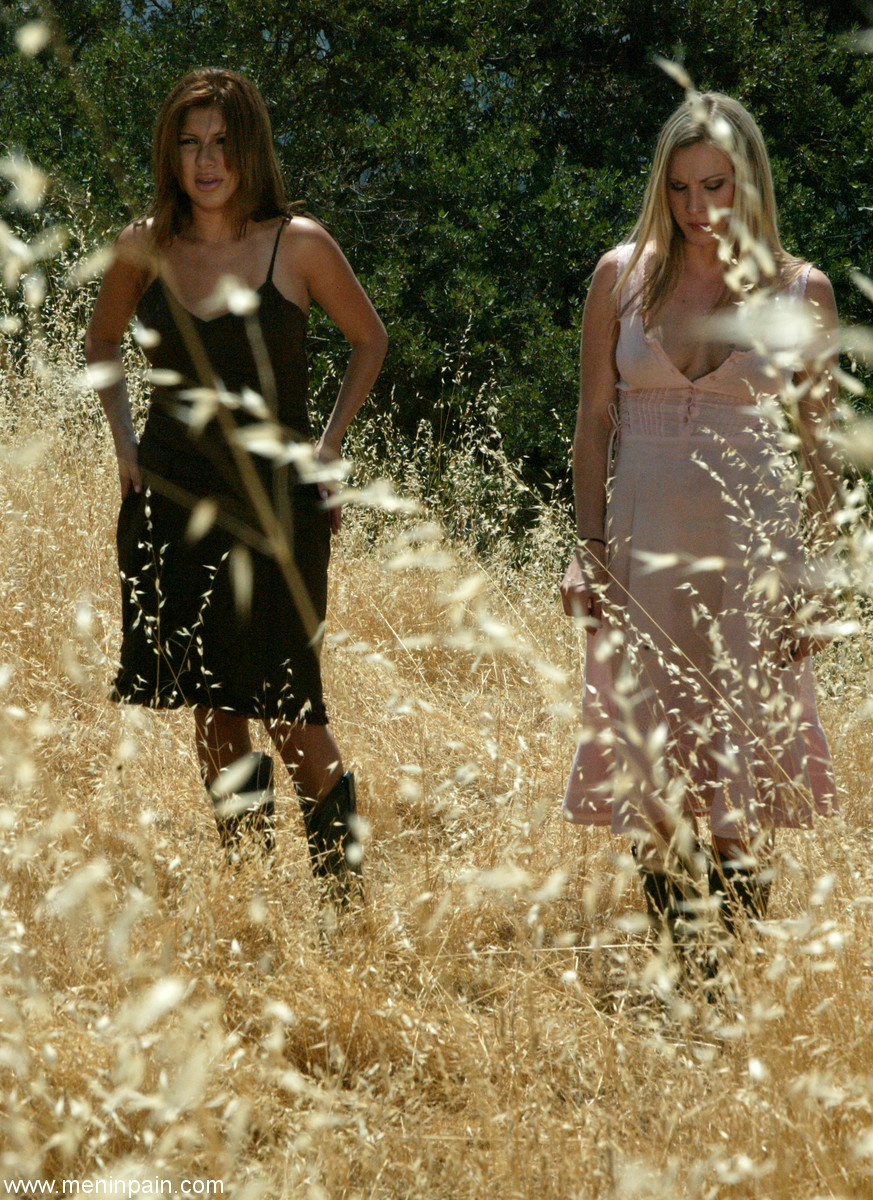 淫荡金发女郎哈莫妮和萨蒂瓦·罗斯把男人绑起来在户外玩弄他