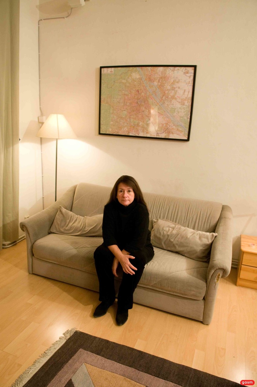 欧洲业余爱好者古斯蒂·乔普展示她的下垂乳房并用玩具自慰