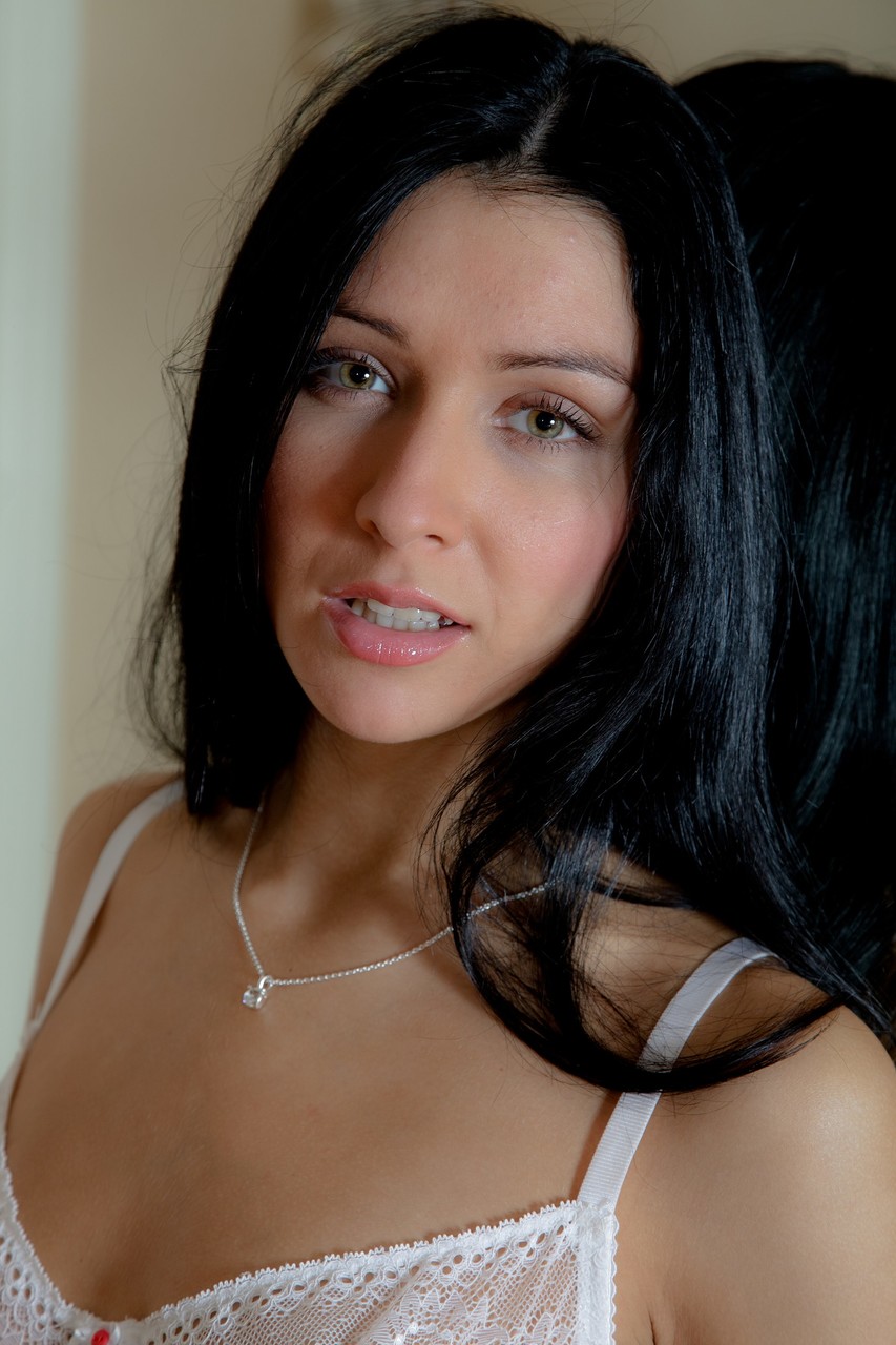 Elizabeth Esfrega O Clítoris Enquanto Brinca Com Um Consolador Anal