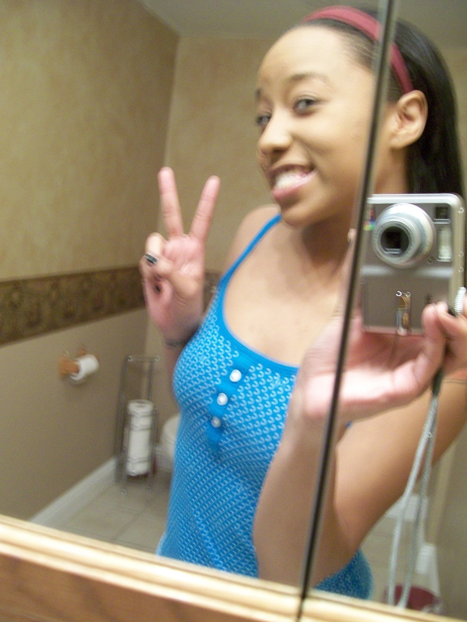 黑人美女普拉达G展示天然乳房和剃光的阴部