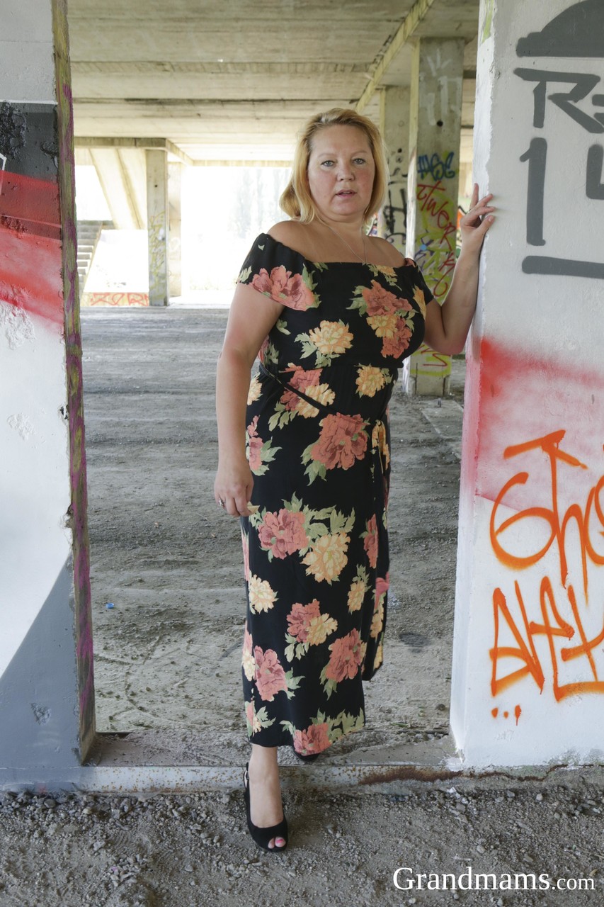 变态成熟胖女人被瘦瘦少年建筑工干