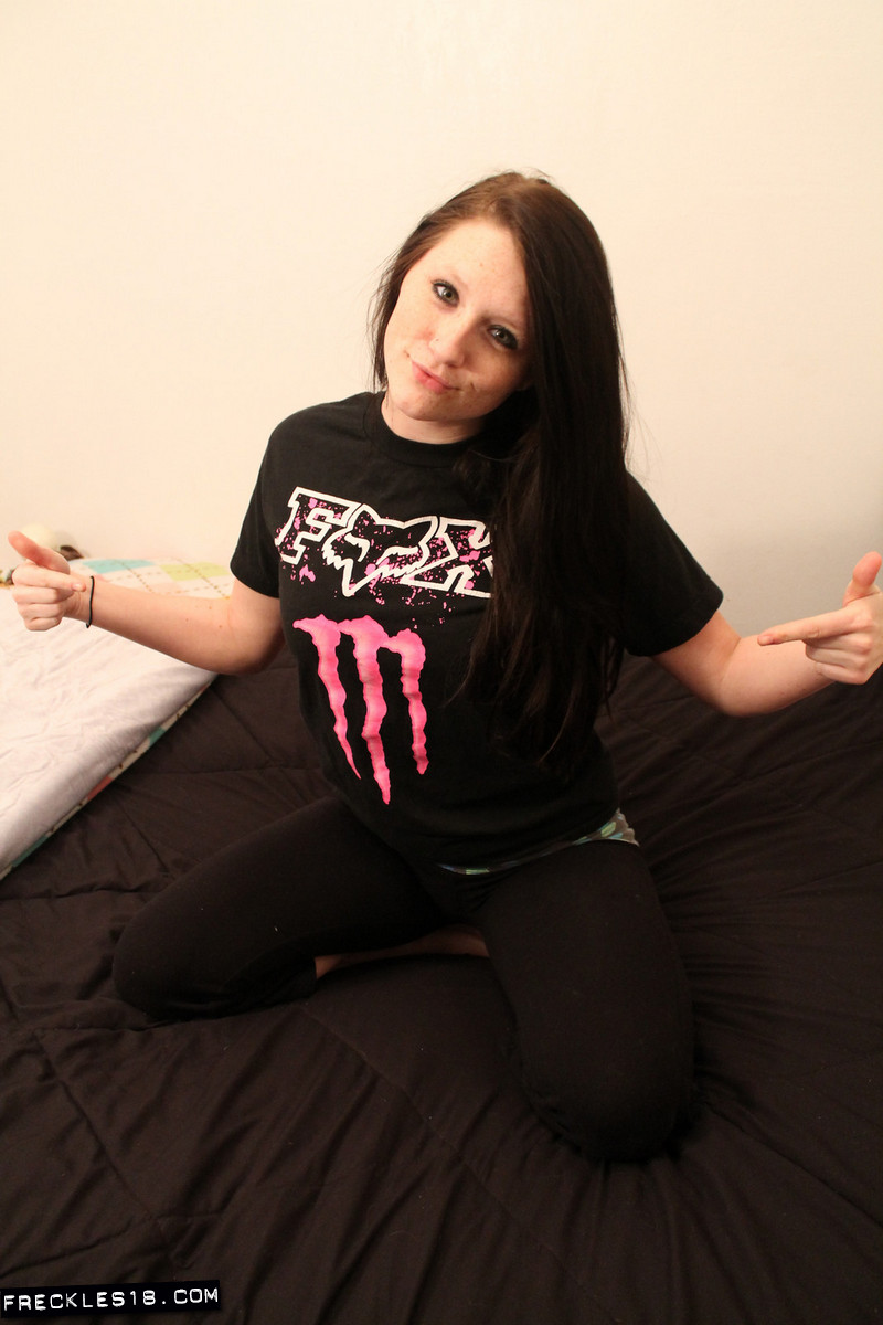 Amatrice Chaude Adolescente Taches De Rousseur En Legging Et Pieds Nus Montre Son Cul Serré