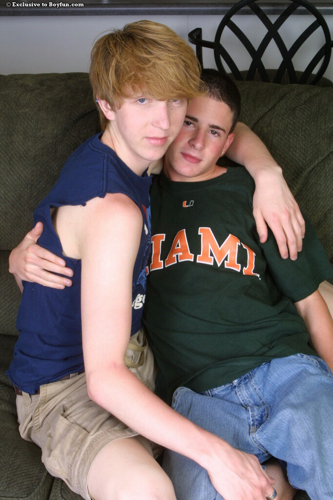 الصبي يمرح مع آيك في مجموعة صور XXX