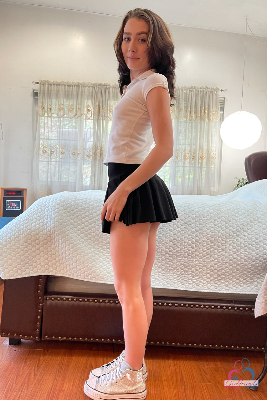 Teenagerin Veronica Church Zeigt Ihre Löcher Bevor Sie Einen Pov-Fußjob Gibt