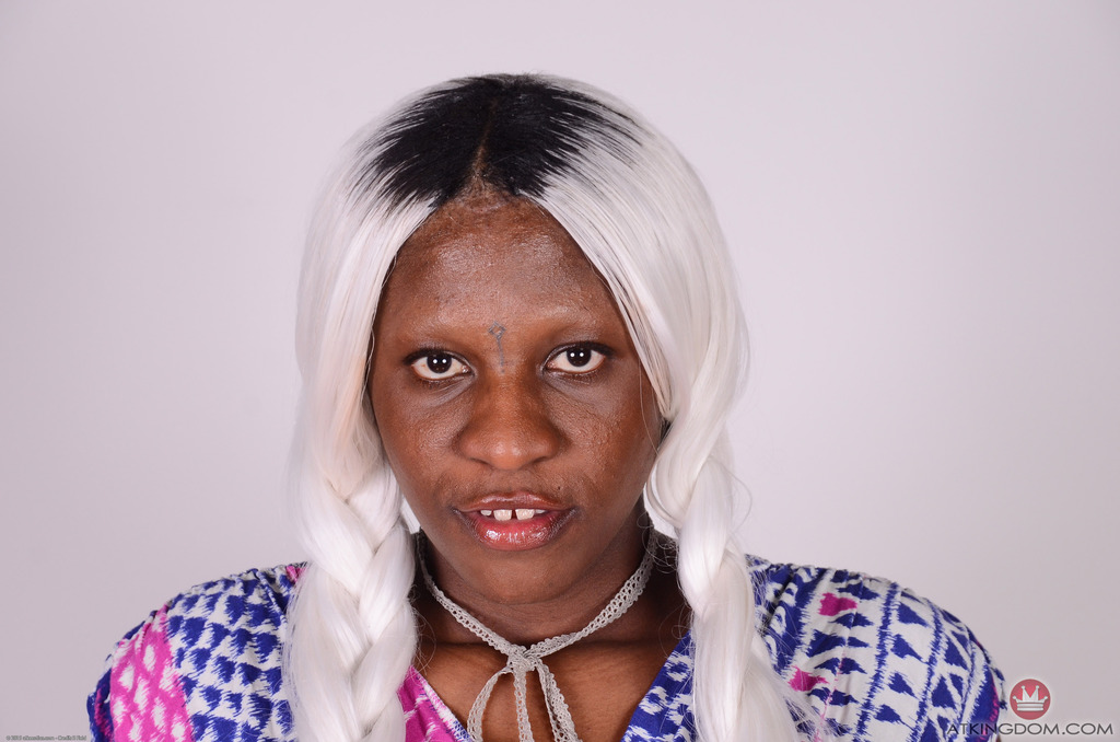 ब्लैक ओसा न्यूड मॉडलिंग डेब्यू पहली बार