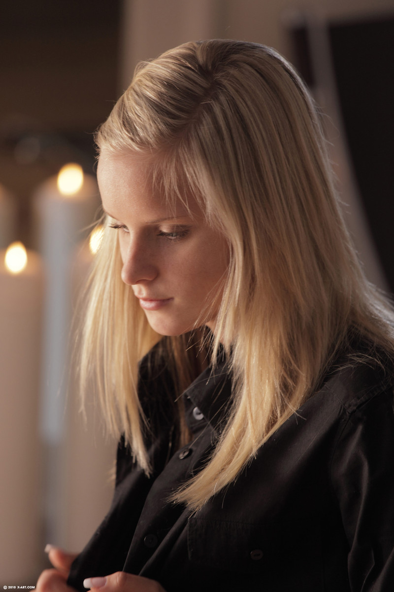 金发女友玛丽吮吸并骑乘男友的大硬屌