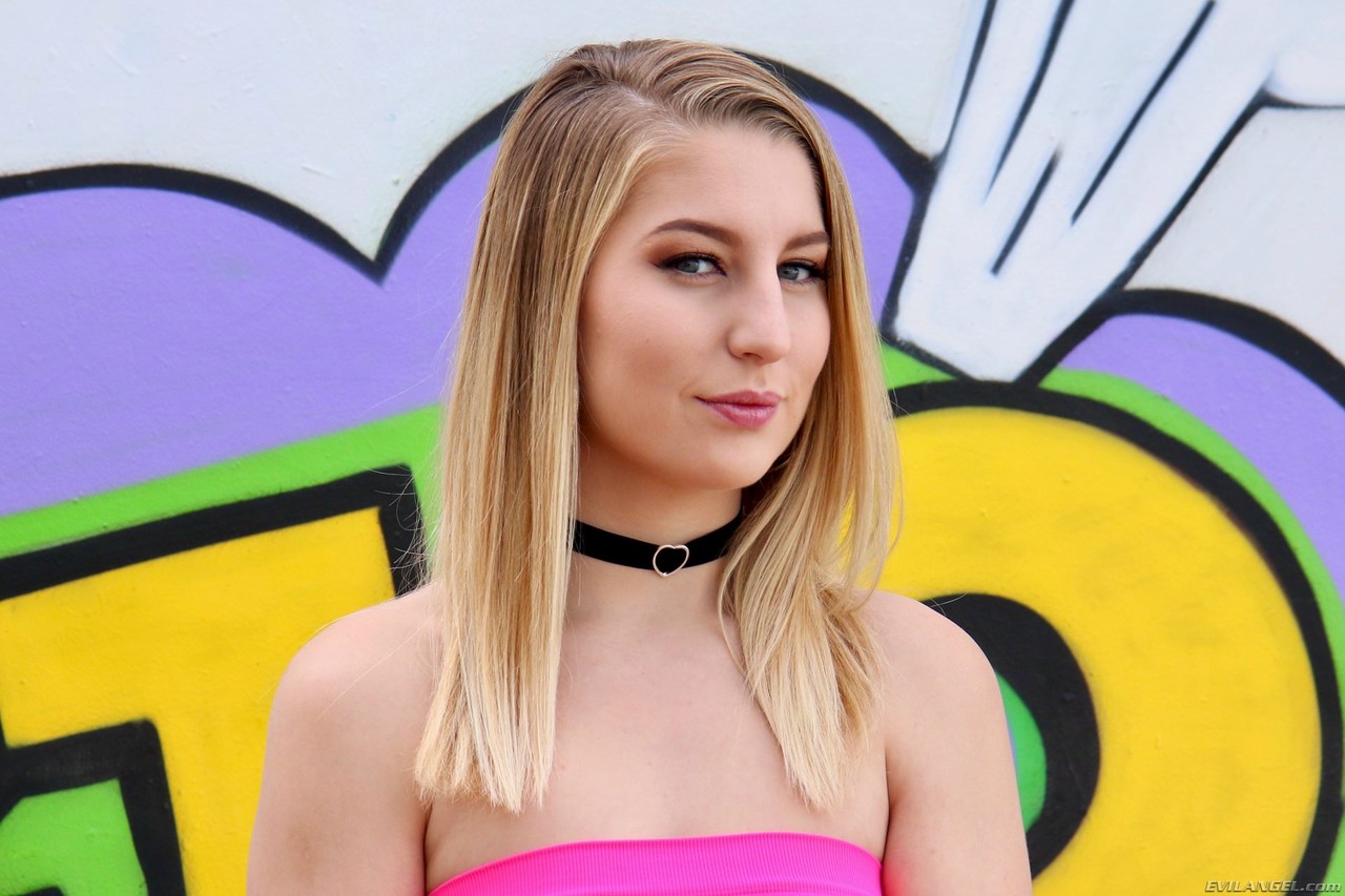 Lila Fray Se Abre De Par En Par Y Muestra Los Labios Rosados De Coño De Cerca