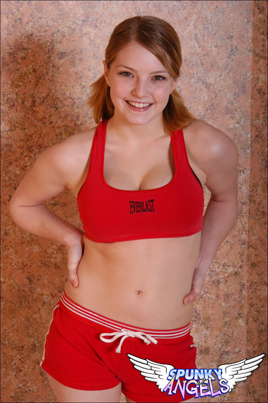 عارضة الهواة تؤدي انقسامات غير عارية أثناء تدريب المرونة