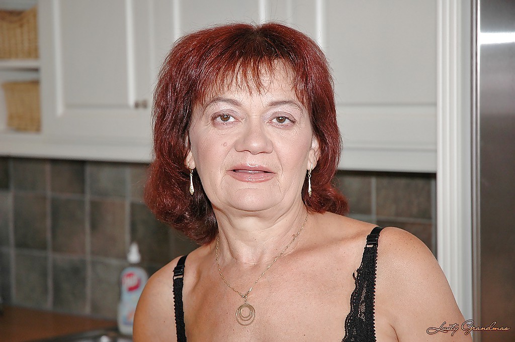 Зрелая Баба В Чулках Демонстрирует Большой Зад И Мокрую Пизду