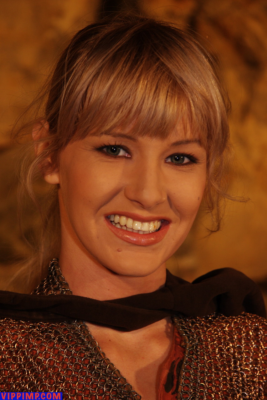 华丽角色扮演色情明星穿着惊艳服装摆姿势