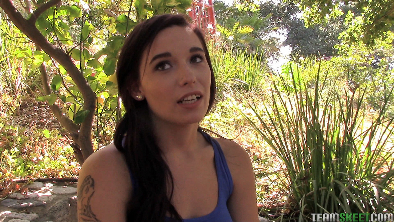 黑发少女莱莉·莫姆森在公园吮吸陌生人阴茎并为现金做爱