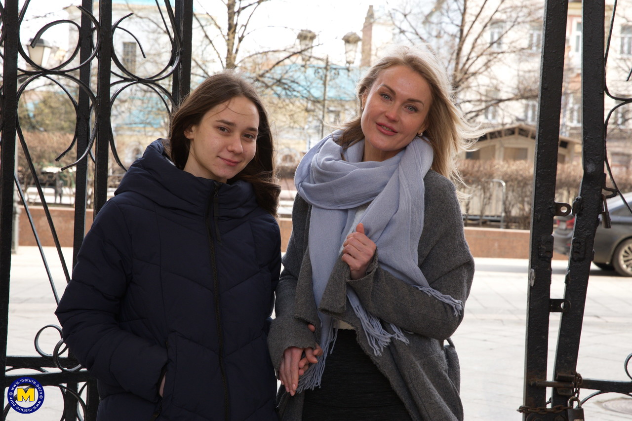 Sexe Lesbien Entre Amatrices Plus Âgées Et Plus Jeunes Sur Chesterfield