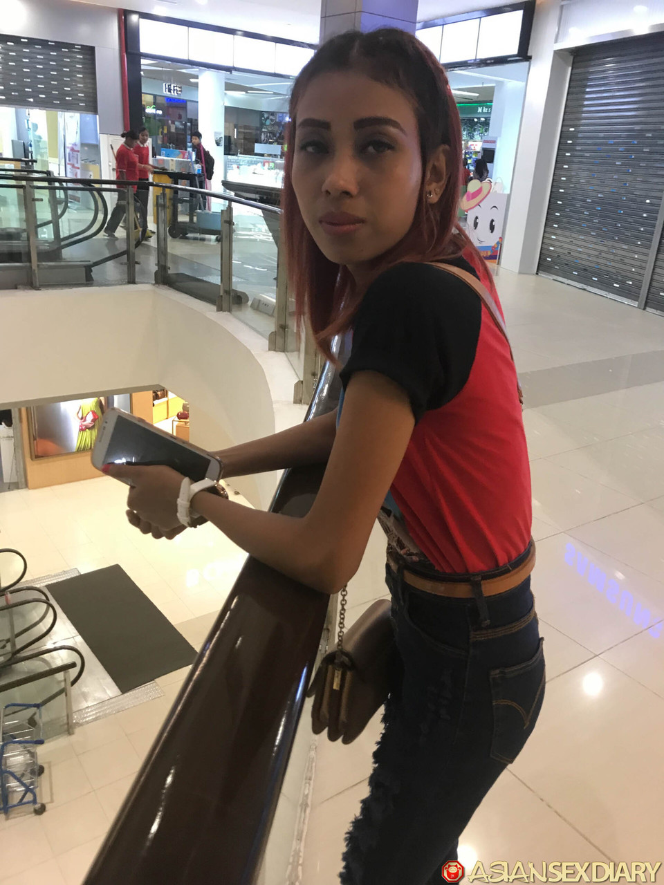 苗條亞洲女孩Yom以POV硬蕊性愛結束性感脫衣舞