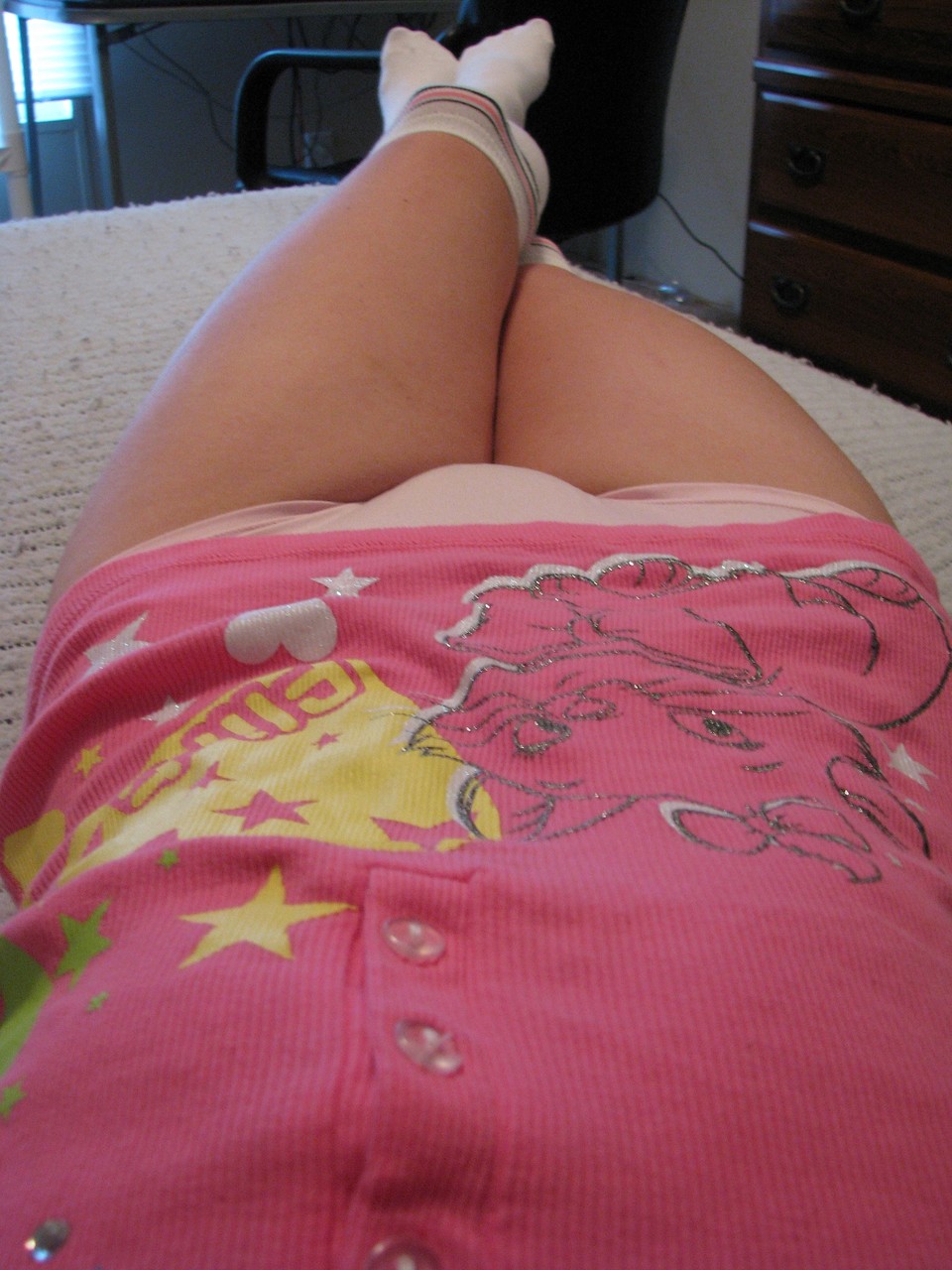 可愛いティーン・ブランディが彼女のおっぱいをベッドで露出して間近に見せる