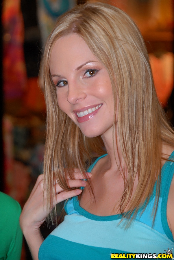 ثلاث نساء مثليات جنسيا يخلعن ملابسهن و يخدعن فرج بعضهما البعض