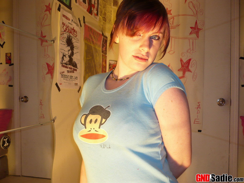 الهواة الحمراء تتعرى حتى البيكيني أثناء التقاط صور ذاتية في المرآة