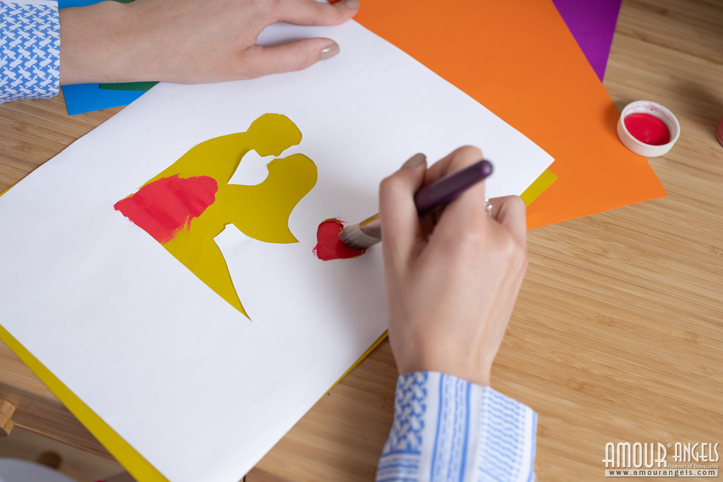 魅力的なティーンエイジャー・サラが彼女の甘いマンコを見せるときに完全に裸になる