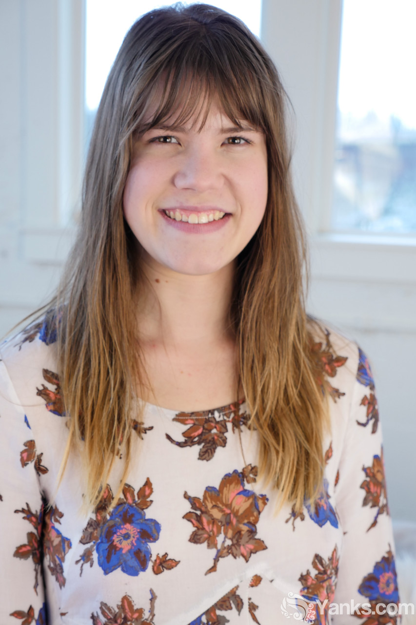 Weißes Mädchen Fingernt Ihre Muschi Auf Ihrem Bett Nachdem Sie Sich Völlig Entkleidet Hat