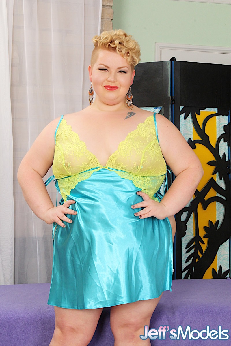 एसएसबीबीडब्ल्यू वेल्मा वूडू साटन लिंगरी उतारती है फिर छेड़ी जाती है और डिल्डो से चुदती है