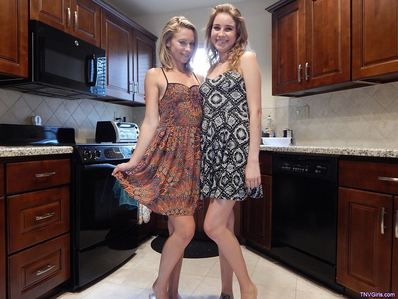 性感女同性恋青少年妮可和金斯利展示穿内裤和裸体的翘臀